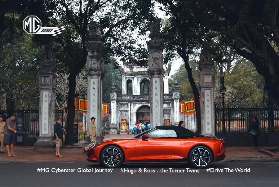 MG Cyberster tại Văn miếu Quốc Tử Giám