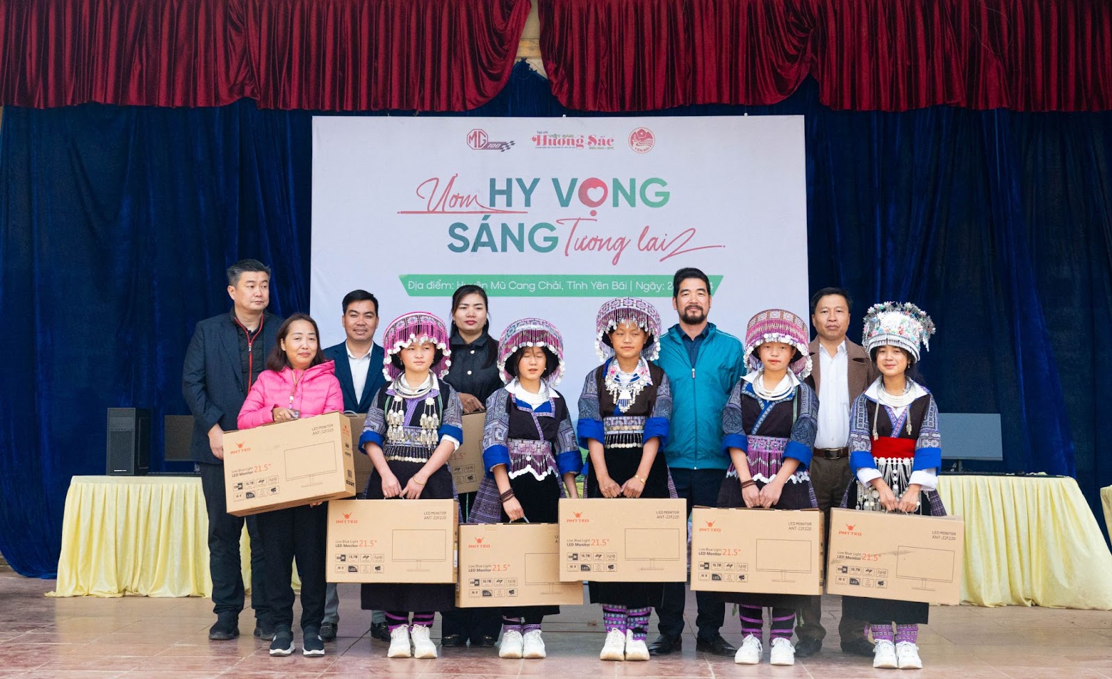 MG Việt Nam trao tặng 18 bộ máy tính nhằm thúc đẩy giáo dục và quản lý địa phương tại Yên Bái, Lào Cai.